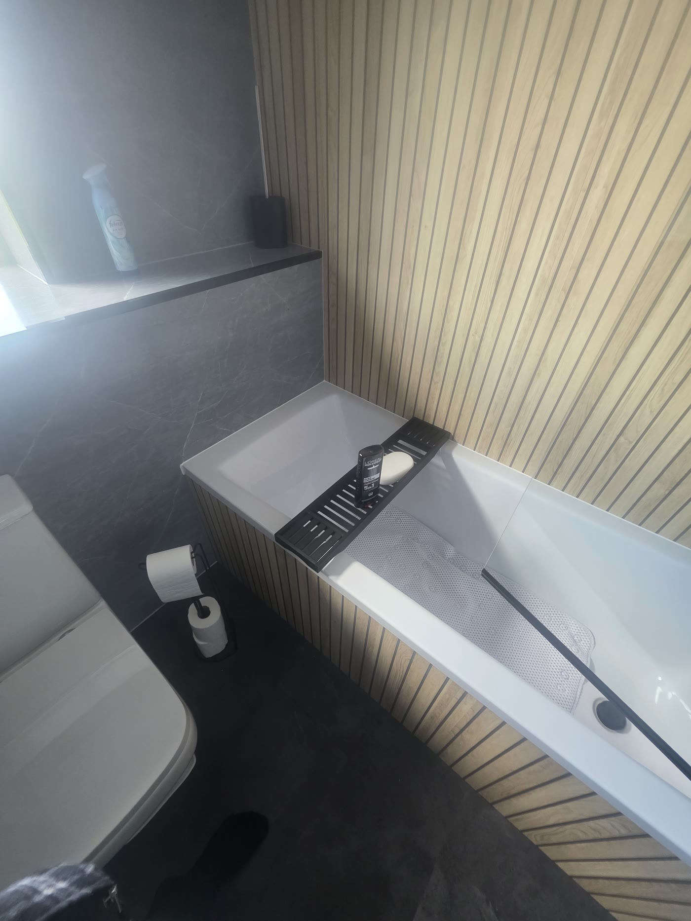 Bath, wood-slat feature wall and marble-effect panels